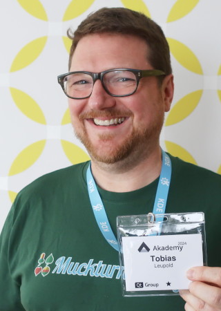 Tobias Leupold with his Akademy 2024 tag